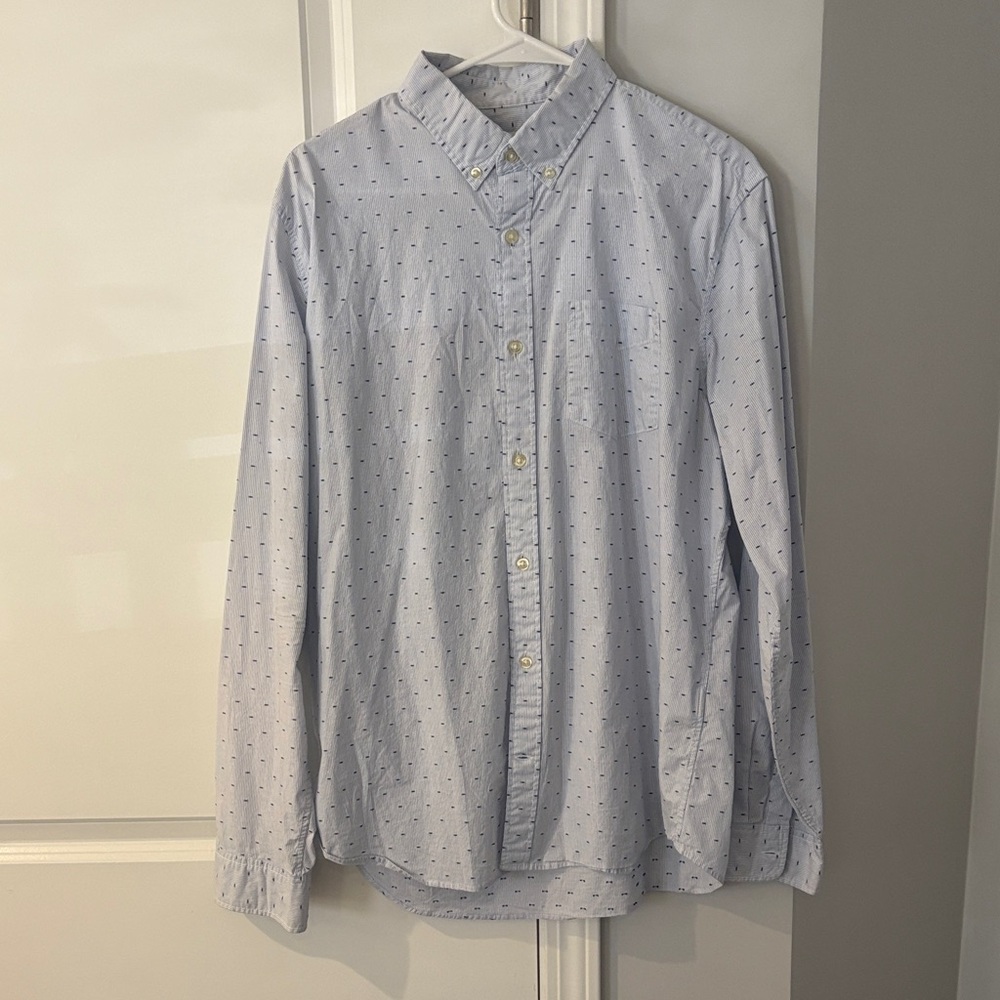 Men’s Light-Blue Smart Casual Button Down Dress Shirt With Dark Blue Accents